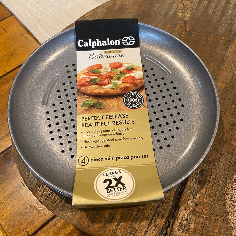 Calphalon 4 piece mini pizza pan set. NWT 7 inch.